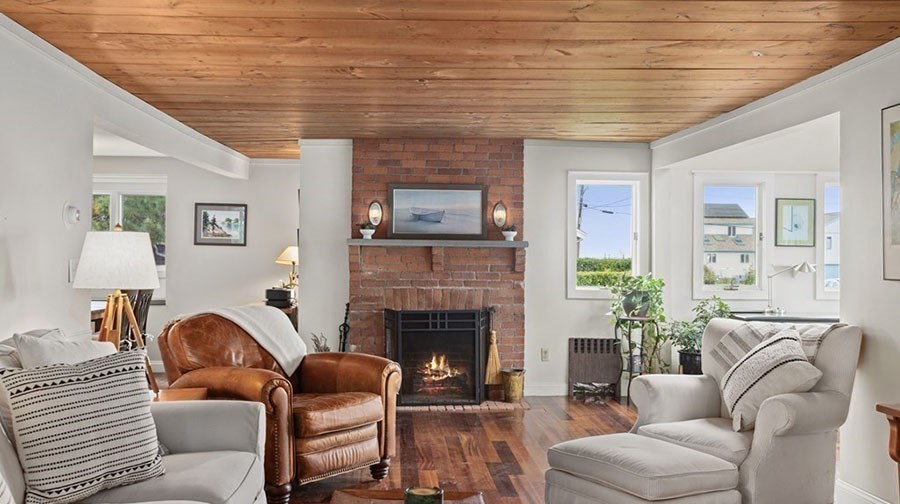 If you want to vacation on the Cape and Islands this winter, these cozy homes with fireplaces should be on the top of your list of places to stay.