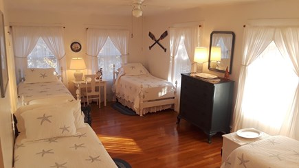 Oak Bluffs (East Chop) Martha's Vineyard vacation rental - Dormitory Room Enormous, 40ft bedroom. Perfect for children!