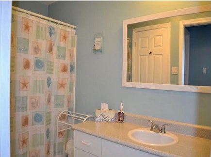 Edgartown Martha's Vineyard vacation rental - Downstairs full bath shower/tub combo