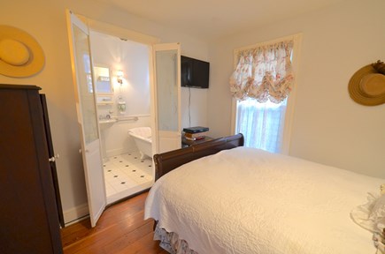 Oak Bluffs Martha's Vineyard vacation rental - First floor ensuite bedroom with clawfoot tub