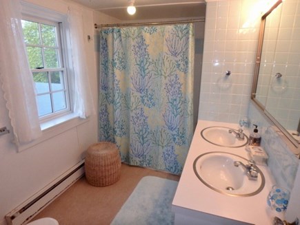 Chilmark Martha's Vineyard vacation rental - Second floor shared bathtub and shower