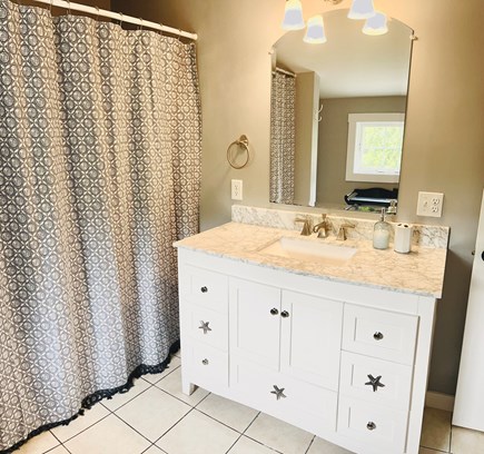 Oak Bluffs Martha's Vineyard vacation rental - Queen Suite full bath