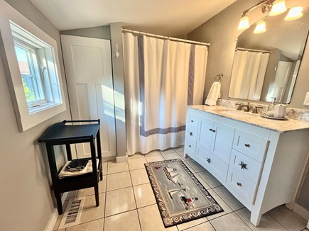 Oak Bluffs Martha's Vineyard vacation rental - Private full bath in Queen suite