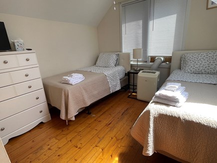 Oak Bluffs, Walk to town- quiet location Martha's Vineyard vacation rental - Twin bedroom , wd floors, cathedrals, skylight & AC