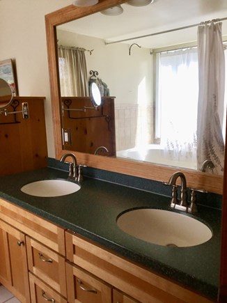 Oak Bluffs, Lagoon Pond Estates, Oak Bluff Martha's Vineyard vacation rental - Main Bathroom