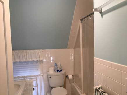 Oak Bluffs Martha's Vineyard vacation rental - Upstairs full bathroom with tub/shower