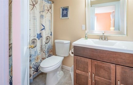 Oak Bluffs, East Chop Martha's Vineyard vacation rental - Master bedroom attached bathroom with shower/tub