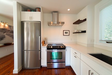 Oak Bluffs, #CozyBluffs Martha's Vineyard vacation rental - Modern bright fully equipped kitchen