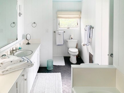 West Tisbury, Makonikey Martha's Vineyard vacation rental - Guest bathroom