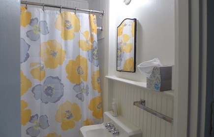 Oak Bluffs Martha's Vineyard vacation rental - 1st Fl Full Bath combo tub/shower