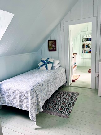 Oak Bluffs Martha's Vineyard vacation rental - Bedroom with 1 twin and a double