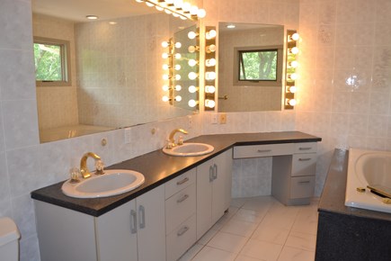 Oak Bluffs Martha's Vineyard vacation rental - Primary en suite bathroom