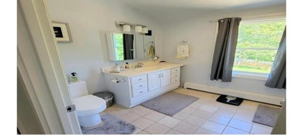 Vineyard Haven, Semi-Rural Oak Bluffs Martha's Vineyard vacation rental - Bathroom