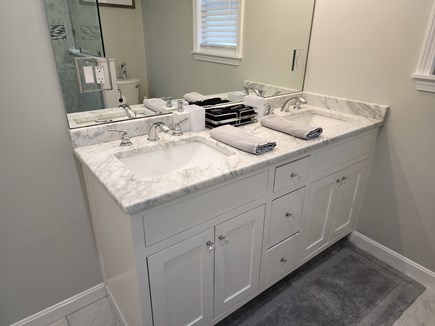 Edgartown Martha's Vineyard vacation rental - Full bathroom vanity