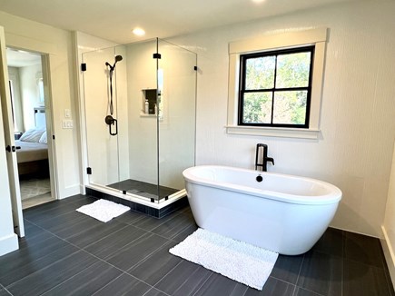 Oak Bluffs Martha's Vineyard vacation rental - Second Floor Primary En Suite Bath with Tub