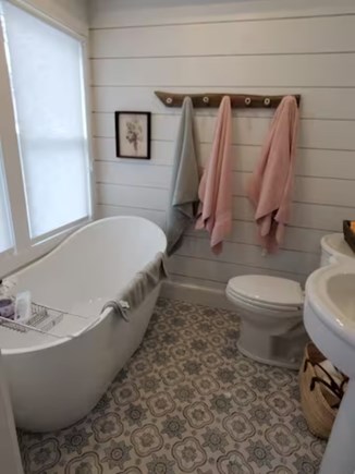 VIneyard Haven  Martha's Vineyard vacation rental - En suite bathroom with shower/tub combo.