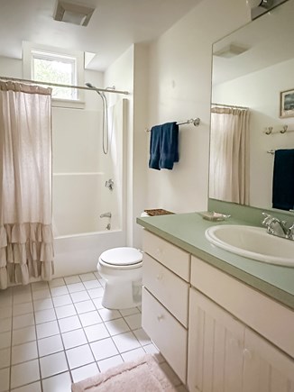 Oak Bluffs Martha's Vineyard vacation rental - Second floor bath with shower/tub