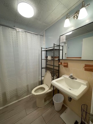 Vineyard Haven, Tisbury Martha's Vineyard vacation rental - One full bathroom.
