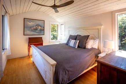 Oak Bluffs, Lagoon Martha's Vineyard vacation rental - Top floor bedroom (king)