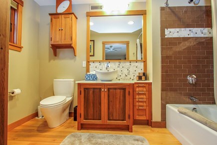 Oak Bluffs Martha's Vineyard vacation rental - BR1 en suite Shower Tub Combo