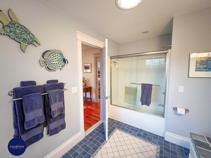 Chilmark Martha's Vineyard vacation rental - BR2 En Suite, Shower Tub Combo, Second Floor