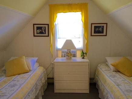 Oak Bluffs, East Chop Highlands Martha's Vineyard vacation rental - Second Floor Yellow Twin Bedroom