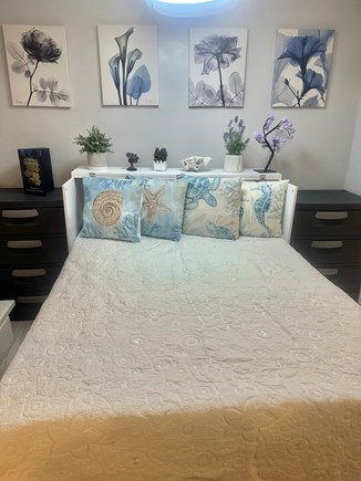Oak Bluffs Martha's Vineyard vacation rental - Garden Suite Lower Level Full Bed<br/>