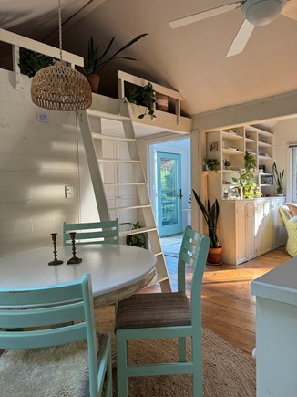 West Tisbury, Martha’s Vineyard, West Tisbur Martha's Vineyard vacation rental - Sunny cottage dining nook