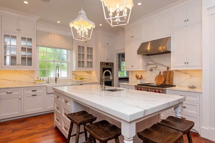 Edgartown Martha's Vineyard vacation rental - Large Center Prep Island Breakfast Bar