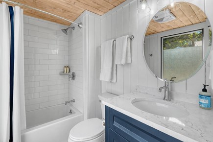Oak Bluffs Martha's Vineyard vacation rental - Bathroom with tub