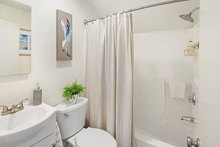 Edgartown Martha's Vineyard vacation rental - Second floor bathroom