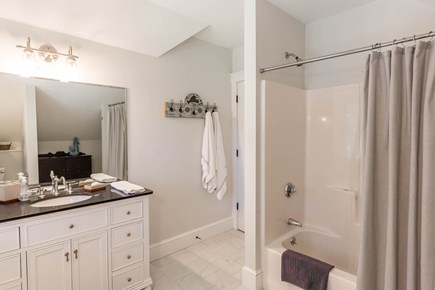 Oak Bluffs Martha's Vineyard vacation rental - Second floor shared bath with tub/shower