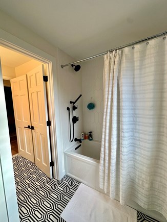 Oak Bluffs Martha's Vineyard vacation rental - Second Floor Shared Bathroom