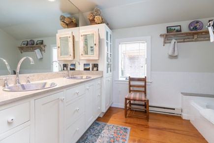 Oak Bluffs, Sengekontacket Martha's Vineyard vacation rental - Primary bathroom