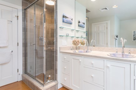 Oak Bluffs, Sengekontacket Martha's Vineyard vacation rental - Primary bathroom