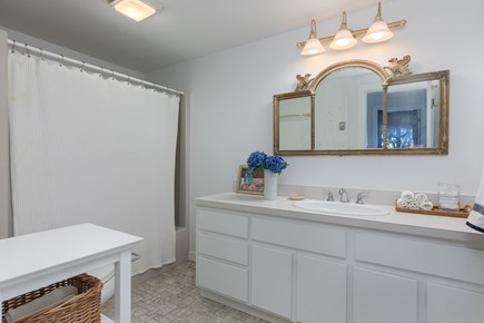 Oak Bluffs, Sengekontacket Martha's Vineyard vacation rental - Lower level bathroom