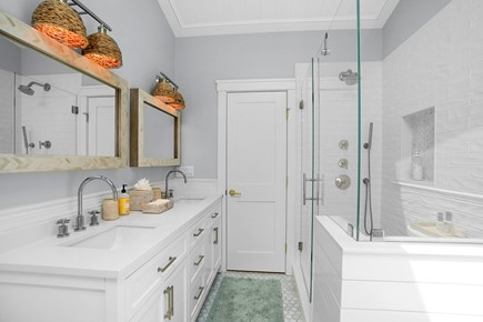 Edgartown Martha's Vineyard vacation rental - 2nd Floor Primary Ensuite Full Bath