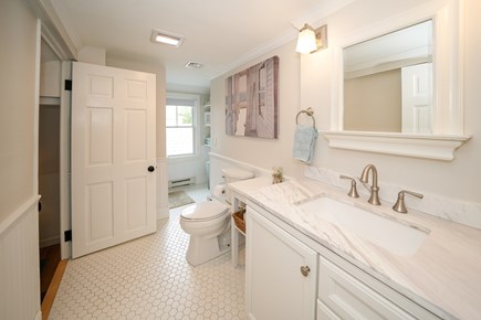 Oak Bluffs Martha's Vineyard vacation rental - Hallway full bath