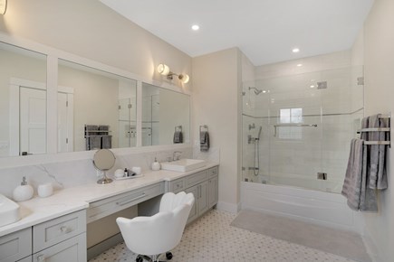 Edgartown Martha's Vineyard vacation rental - BR2 King En Suite with Shower Tub Combo, Second Floor