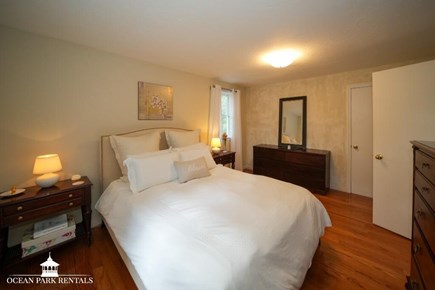Oak Bluffs Martha's Vineyard vacation rental - Second Floor Queen bedroom View #2