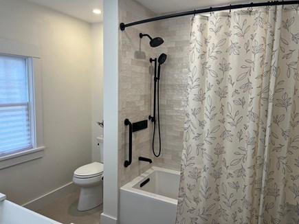 Oak Bluffs, Heritage Haven Martha's Vineyard vacation rental - 2nd floor bathroom 2: Tub/shower with grab bars