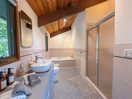 Chilmark Martha's Vineyard vacation rental - BR1 Full Bathroom, En Suite Shower and Tub, Main Floor