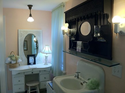 Edgartown Martha's Vineyard vacation rental - Bathroom...tub/shower