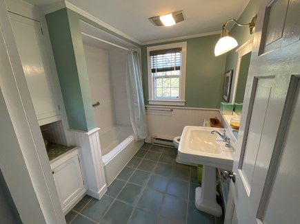Oak Bluffs Martha's Vineyard vacation rental - Upstairs Hallway Bath