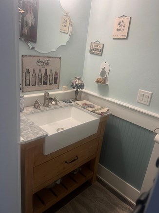 Vineyard Haven, Tisbury Martha's Vineyard vacation rental - Half bath