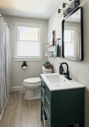 Edgartown Martha's Vineyard vacation rental - Full bath with shower/tub