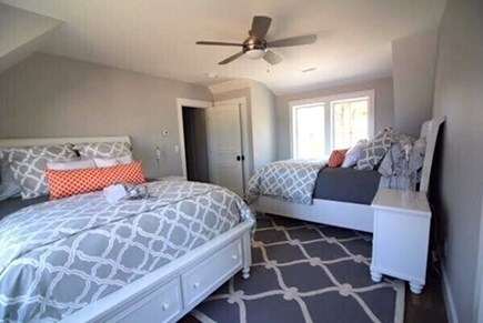 Edgartown, Mill Hill Farms Martha's Vineyard vacation rental - 2nd Floor 2 Queen size bedrooms with ensuite bathroom.