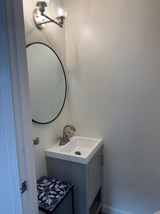 Edgartown, Guest House Martha's Vineyard vacation rental - Half bath downstairs