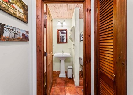 Oak Bluffs Martha's Vineyard vacation rental - Half bathroom