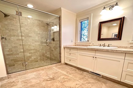 Oak Bluffs, Lagoon Escape Martha's Vineyard vacation rental - Beautiful Bathroom